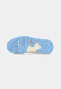 Svijetloplavi i bijeli đon sportskih tenisica s teksturiranim gripom, crveni Jumpman logo u sredini i Nike logo na području pete.