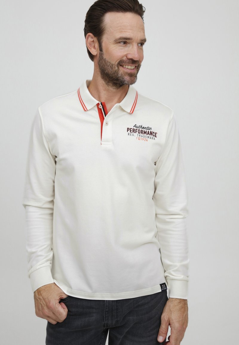 Langærmet polo skjorte i off-white bomuld med røde detaljer på kraven og placket. "Authentic Performance" broderet i mørkerød.