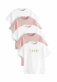 Četiri kratke majice s kratkim rukavima u bijeloj i svijetlo ružičastoj boji, s zlatnim logotipom "BAKER". Izrađene su od mekog pamuka i imaju opušteni kroj.