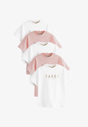 Štiri kratke majice s kratkimi rokavi v beli in svetlo roza barvi, s zlatim logotipom "BAKER". Narejene so iz mehke bombažne tkanine in imajo sproščen kroj.