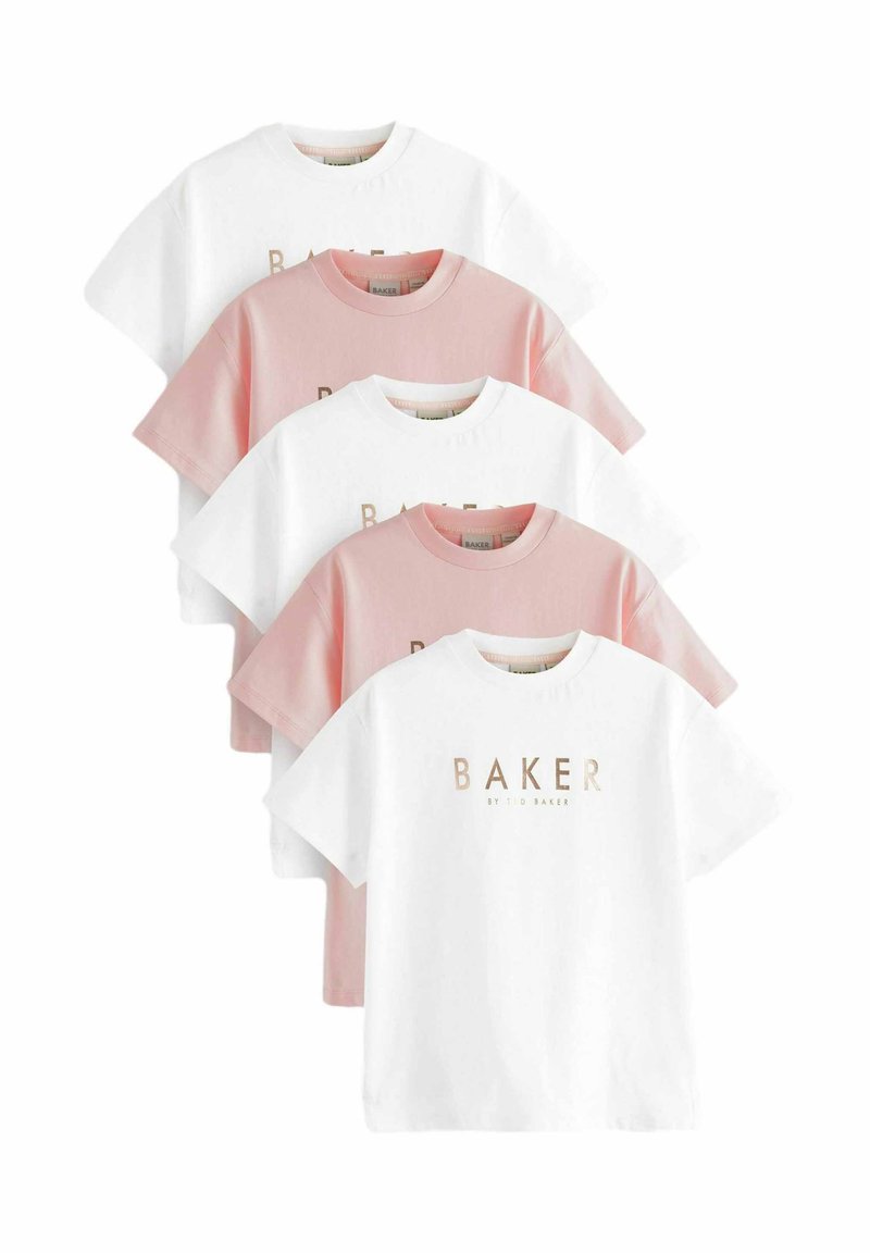 Četiri kratke majice s kratkim rukavima u bijeloj i svijetlo ružičastoj boji, s zlatnim logotipom "BAKER". Izrađene su od mekog pamuka i imaju opušteni kroj.