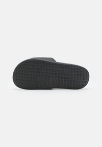Lacoste SERVE SLIDE JUNIOR SANDALS - Bazénové šmýkačky - black/white