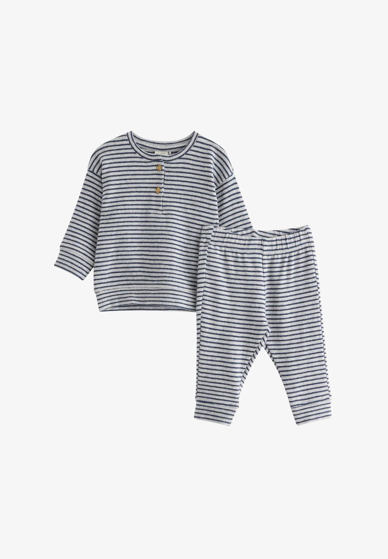 Gestreepte peuter outfit in grijs en marineblauw. Langsleeve shirt met drie knopen en bijpassende broek. Zacht materiaal met rekbare tailleband.
