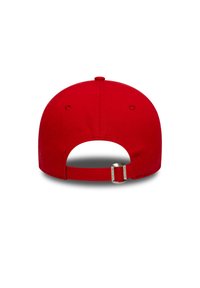 Rød baseballcaps med buet brem, justerbar bakstrikk og stoffmateriale. Har en jevn tekstur og ingen synlige logoer eller mønstre.