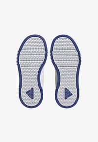 Baskets Adidas avec des semelles en caoutchouc blanc et des accents bleus, présentant un motif de semelle hexagonale et un détail non tachant.