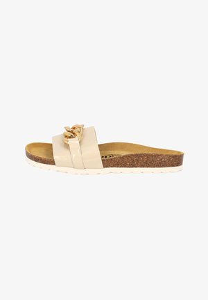 Beige glidesandal med blank overflade, kædeaccent i guldfarve, korksål og hvid gummisål. Flad design med bred rem.