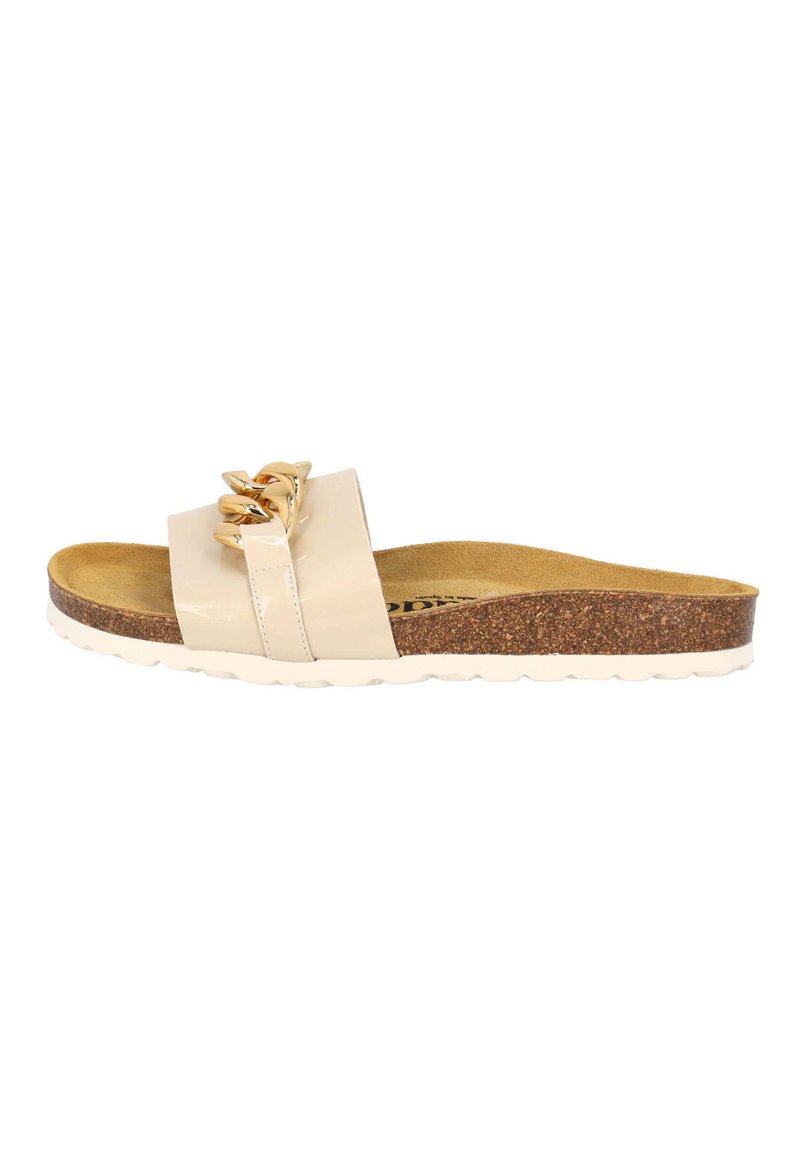 Infradito beige con parte superiore lucida, accentata da una catena in tonalità oro, con footbed in sughero e suola in gomma bianca. Design piatto con fascia larga.