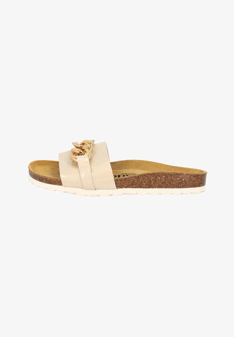 Beige schuifsandalen met glanzende bovenkant, goudkleurige kettingaccent, kurken voetbed en witte rubberen zool. Flat ontwerp met brede band.