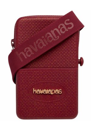 Borsa crossbody rossa, con texture e hardware in tono dorato. Dotata di chiusura con zip e di una cintura regolabile ampia, con logo in rilievo sul davanti.