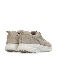 Beige suède sneakers met gaasaccenten, ronde neus en een gevoerde witte zool. Gestructureerd oppervlak en subtiele stiksel-details.