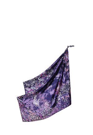 Foulard en soie avec motifs floraux et plumes de paon mauves, roses et blancs, noué en un nœud à un coin sur fond blanc.