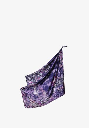 Foulard en soie avec motifs floraux et plumes de paon mauves, roses et blancs, noué en un nœud à un coin sur fond blanc.