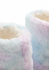 Pastelowe, puszyste botki z miękkim wnętrzem. Charakteryzują się gradientowymi odcieniami niebieskiego i liliowego oraz teksturowanym wykończeniem.