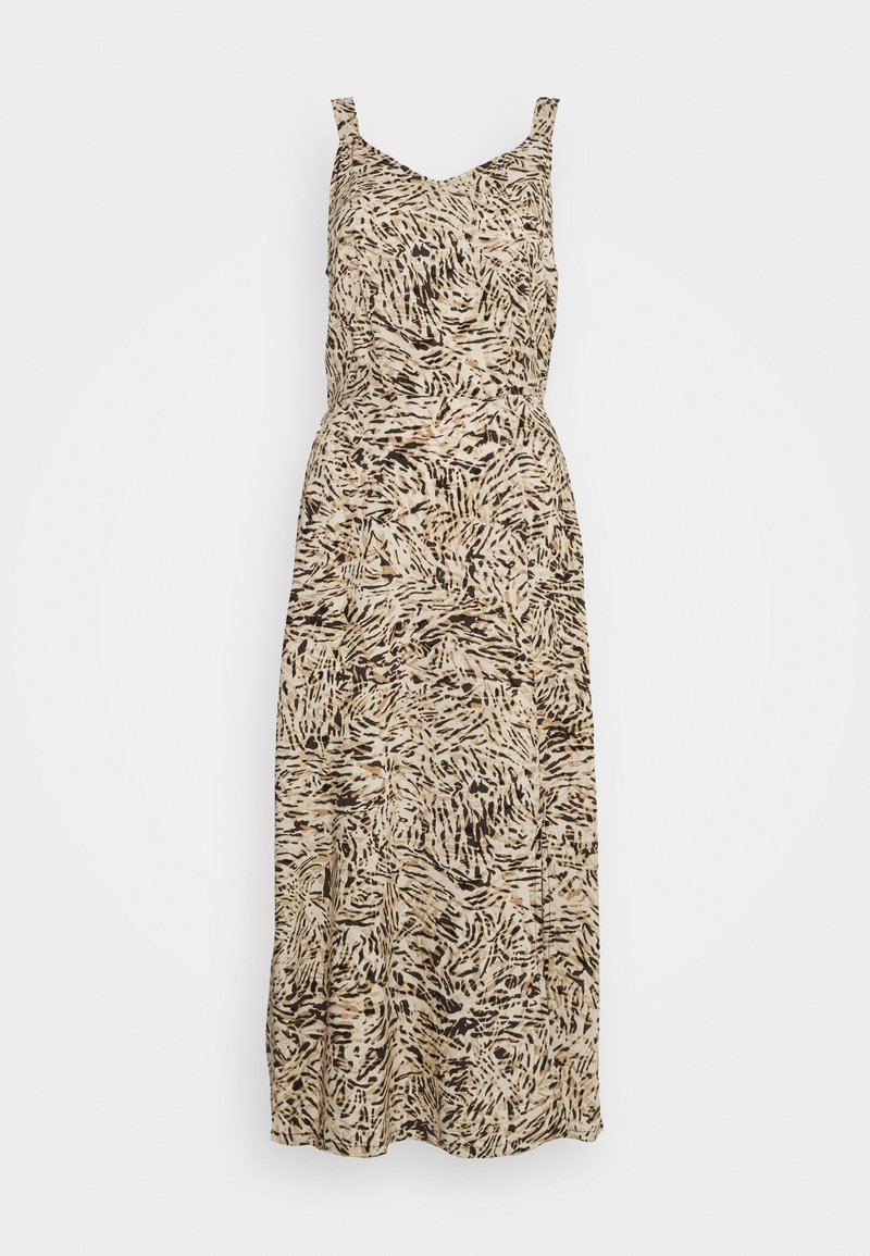 Robe longue beige sans manches avec motif abstrait de coups de pinceau noirs et marron et taille ajustée.