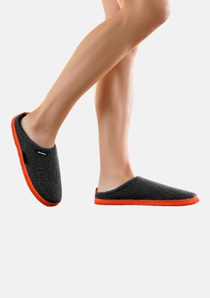 Grijze gevoerde slippers met een oranje rubberen zool, met een eenvoudig ontwerp en instapstijl, ideaal voor binnengebruik.