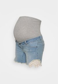 Spodenki dżinsowe ciążowe z niskim stanem, w jasnoniebieskim kolorze, z postarzanym wykończeniem i koronkowym wykończeniem na dole.