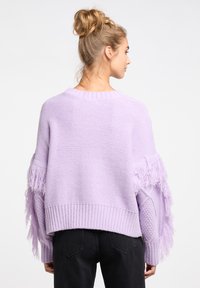 Lavendel gestrickter Pullover mit fransigen Ärmeln, geripptem Saum und strukturierten Akzenten an den Ärmeln. Lässige Passform, leichtes Material.