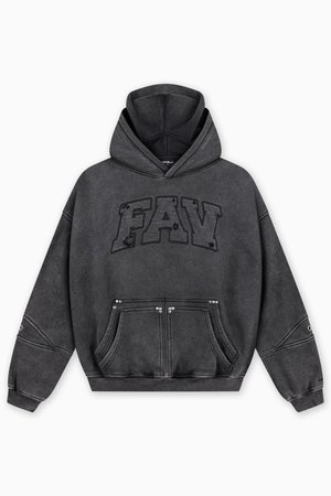 Sudadera gris de gran tamaño con textura suave. Presenta grandes letras "FAV", bolsillo tipo canguro frontal y puños acanalados.
