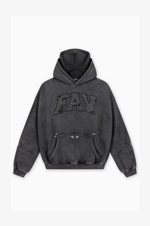 Sweat à capuche gris surdimensionné avec une texture douce. Comprend un grand lettrage "FAV", une poche kangourou à l'avant et des poignets côtelés.