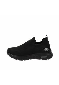 Sneaker nera senza lacci con tomaia in maglia testurizzata, suola in gomma a contrasto e dettaglio del logo sul lato. Design snello per il comfort.