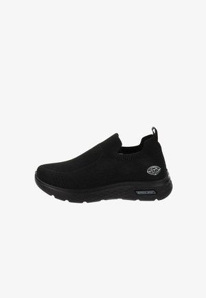 Czarne sneakersy wsuwane z teksturowaną cholewką, kontrastującą gumową podeszwą i detalem z logo na boku. Zoptymalizowany design dla wygody.