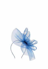 Plavi fascinator izrađen od prozirne mrežaste tkanine, s višeslojnim petljama i središnjim mašnom. Postavljen na tanku, usklađenu trakicu za glavu.
