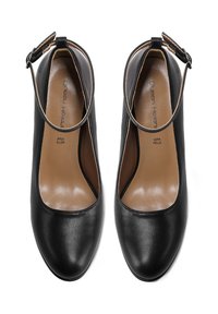 Scarpe nere in pelle con tacco alto, punta rotonda e cinturino alla caviglia, caratterizzate da una finitura liscia e una fodera interna beige.