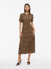 Rochie midi cu imprimeu de leopard în nuanțe de brun și negru, cu guler, mâneci scurte și o țesătură ușoară, fluidă.