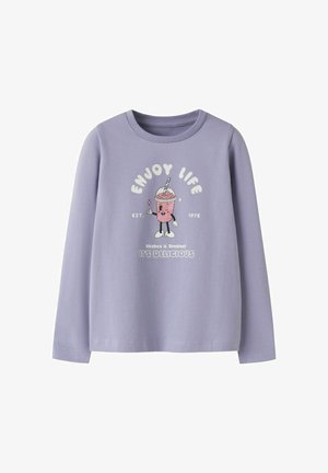 Chemise à manches longues violet clair avec un personnage milkshake rose souriant et le texte "ENJOY LIFE," "Shakes & Smiles! IT'S DELICIOUS," et "EST. 1978."