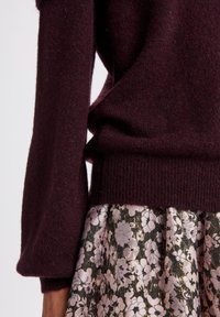 Nümph Stickad tröja - dark purple