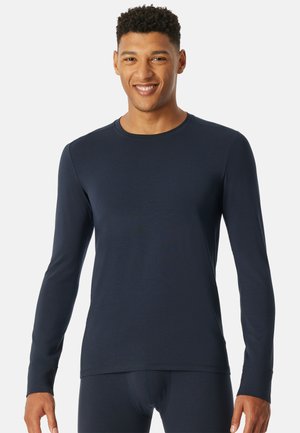 Marineblauwe langemouwshirt van een gladde stof, met een ronde hals, aansluitend ontwerp en lange mouwen, geschikt voor het dragen in lagen.