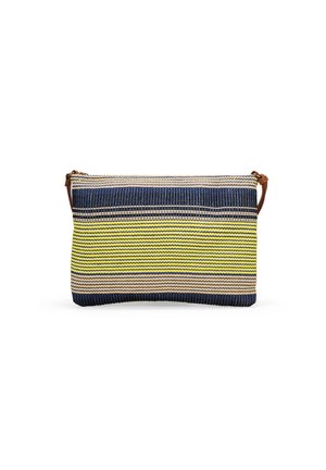 Le sac à main tissé présente des rayures horizontales en bleu marine, jaune et beige, avec une fermeture à glissière et une bandoulière en cuir marron.
