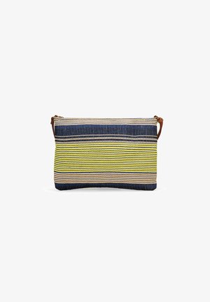 La borsa a mano intrecciata presenta strisce orizzontali in blu navy, giallo e beige, con chiusura a zip e una tracolla in pelle marrone.