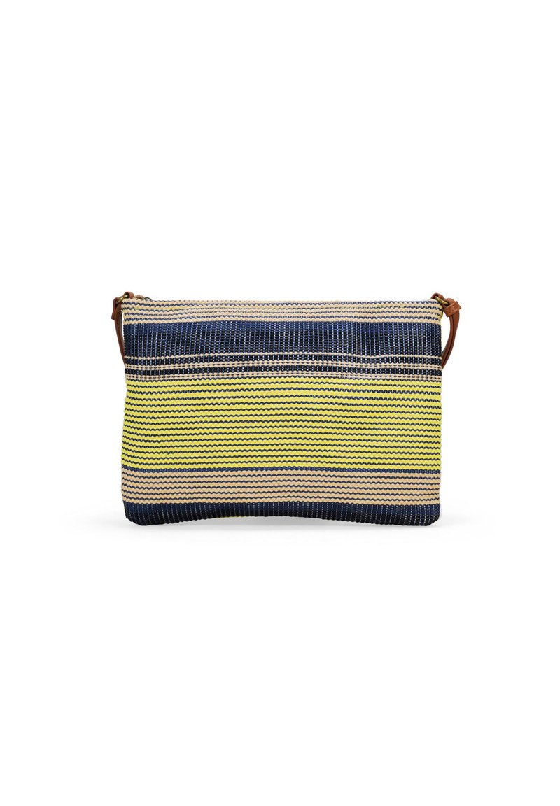 El bolso de mano tejido presenta rayas horizontales en marino, amarillo y beige, con un cierre de cremallera y una correa de acento de cuero marrón.