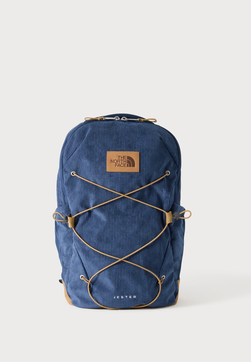 Μπλε σακίδιο πλάτης The North Face Jester από κορντούρα με μπροστινό ελαστικό κορδόνι και καφέ λεπτομέρειες, εμφανίζεται σε απλό λευκό φόντο.