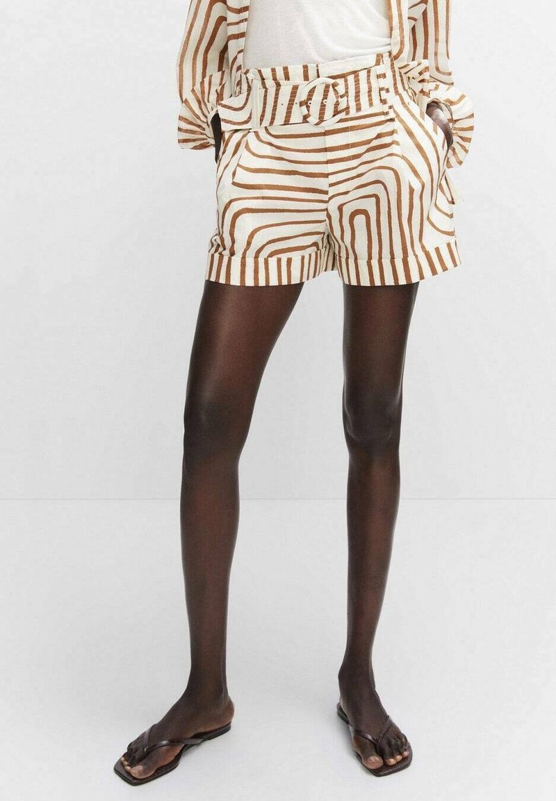 Blandede bomulds shorts med en beige bund og bølgende brune striber. Har sidelommer, en bæltestrop i taljen og en afslappet pasform.