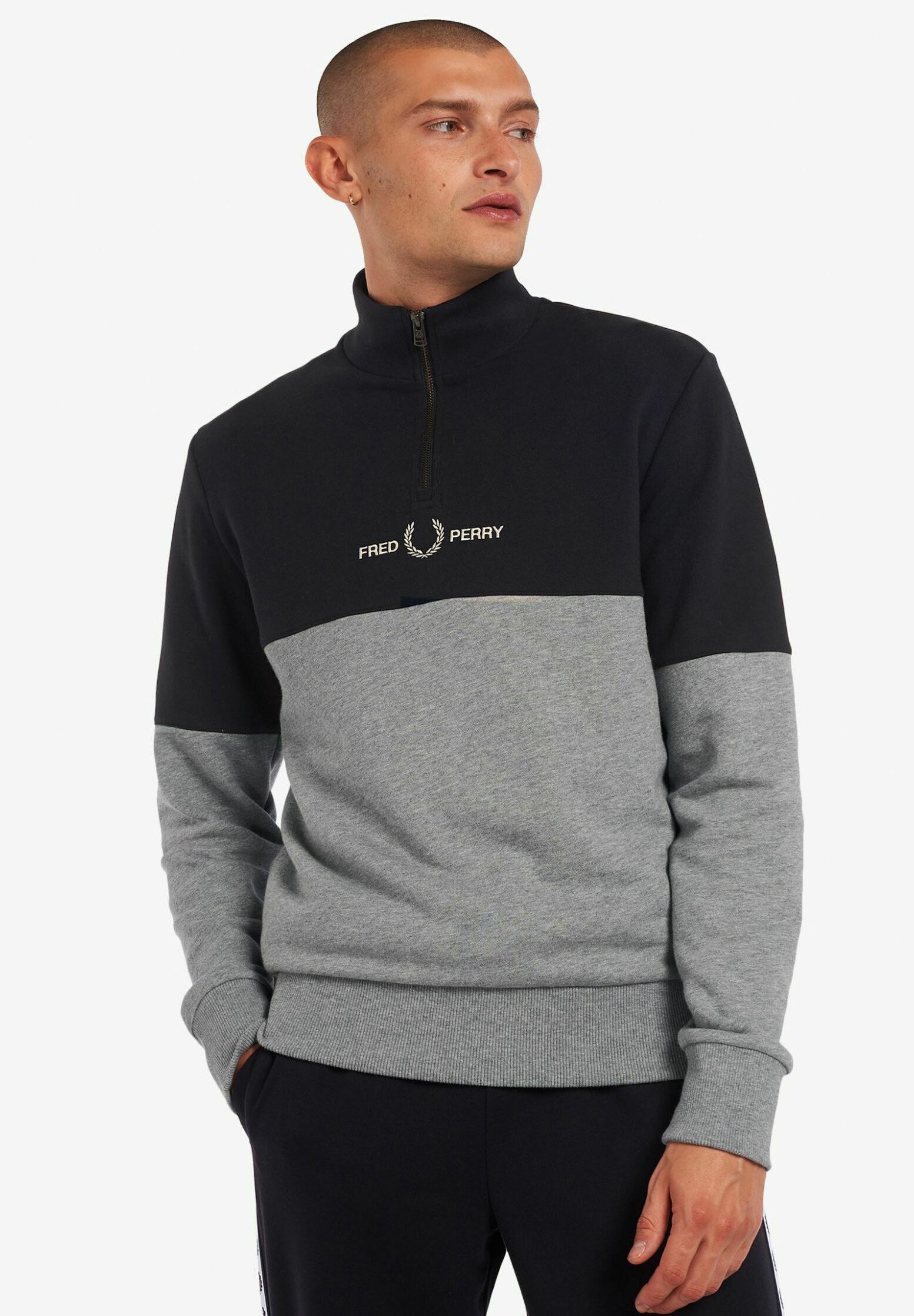 SUDADERA FRED PERRY CON CAPUCHA LAUREL WREATH