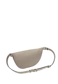 Borsa a tracolla in pelle beige, design semi-circolare, tracolla regolabile, texture liscia, stile minimalista senza accessori hardware visibili.