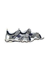 Sandali sportivi grigi e navy con tomaia in camoscio e rete, cinturini regolabili in velcro, design aperto e suole in gomma testurizzata.