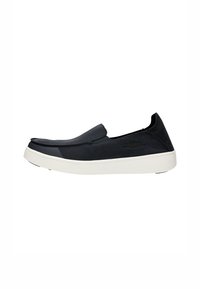 Černé slip-on boty s hladkým nubukovým svrškem a bílou gumovou podrážkou. Mají minimalistický design s mírným zvýšením na špičce.