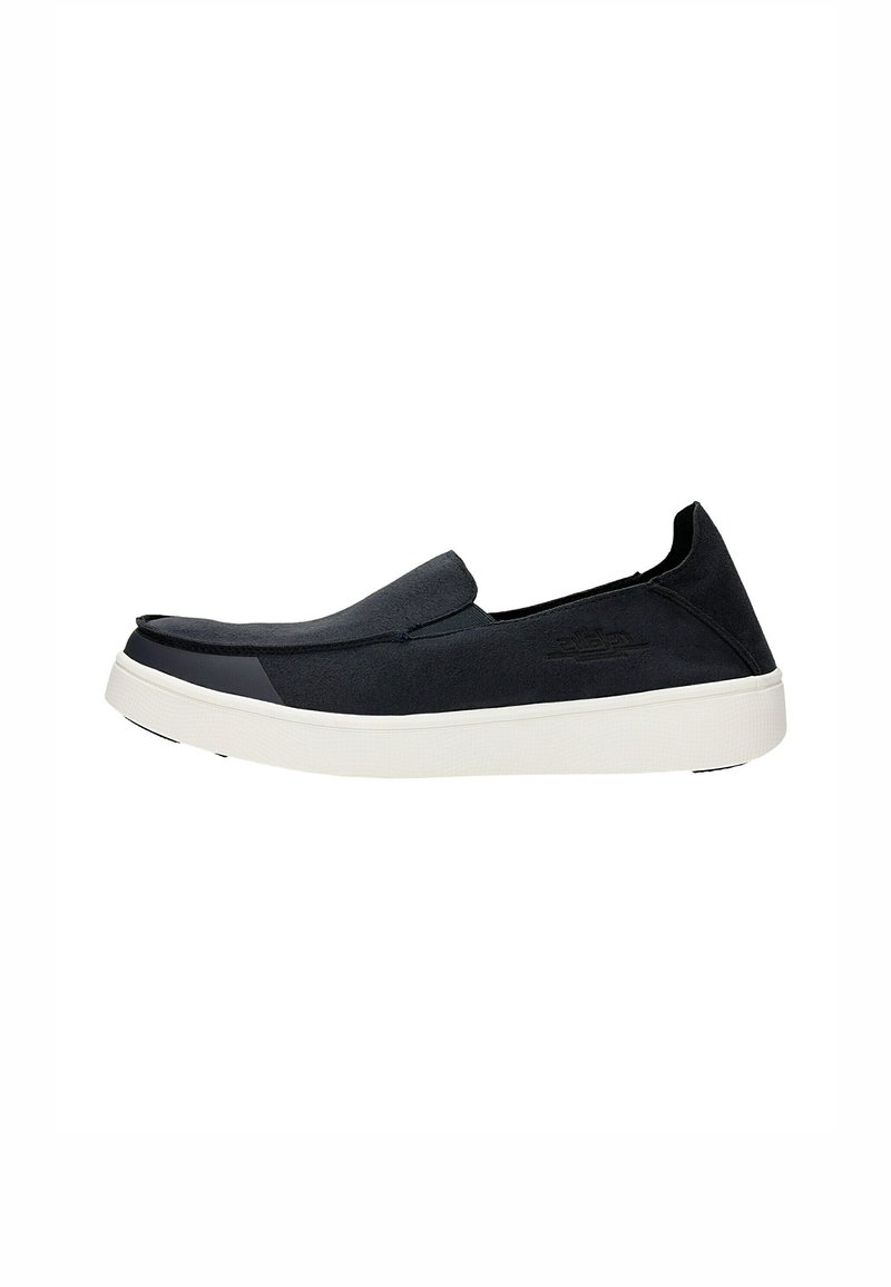 Černé slip-on boty s hladkým nubukovým svrškem a bílou gumovou podrážkou. Mají minimalistický design s mírným zvýšením na špičce.