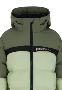 Giacca imbottita in verde oliva e verde chiaro, con zip frontale, cappuccio e una striscia nera sul petto con il logo "Protest". Texture liscia.