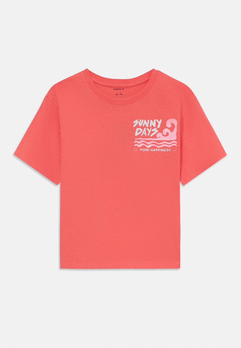 Camiseta de algodón coral con mangas cortas, cuello redondo, gráfico frontal con el texto "DÍAS SOLEADOS" y olas en blanco, con un ajuste relajado.