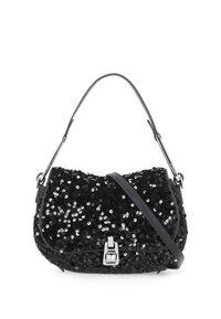 Borsa a mano nera con paillettes, dalla forma curva, dotata di una tracolla in pelle, accessori in argento e una chiusura a scatto per un tocco in più.