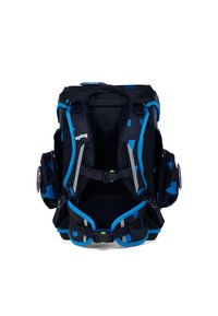 Sac à dos noir et bleu avec des bretelles réglables, rembourrage en maille et poches latérales ; il présente des accents réfléchissants et des motifs géométriques.