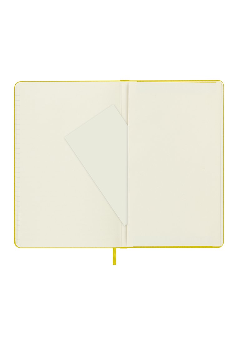 Gelbes Hardcover-Notizbuch mit leeren Seiten. Verfügt über ein Lesezeichen, eine Tasche auf der linken Seite für Notizen und eine glatte Oberfläche.