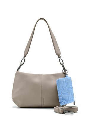 Sac à épaule en cuir taupe avec bandoulière amovible et pochette à clés bleue douce texturée attachée à une quincaillerie argentée.