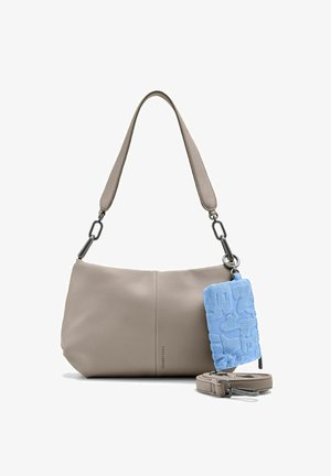 Sac à épaule en cuir taupe avec bandoulière amovible et pochette à clés bleue douce texturée attachée à une quincaillerie argentée.