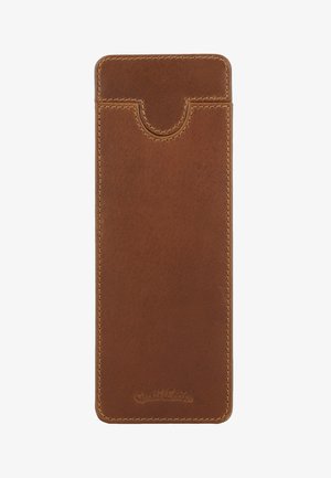 Braune Leder-Brillenetui mit genähten Kanten und einem gebogenen oberen Öffnungslasche, geprägt mit dem "Equiti Leder" Logo auf der unteren Vorderseite.