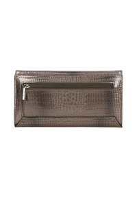 Clutch in bronzo metallico, texture in rilievo coccodrillo, forma rettangolare, presenta una tasca frontale con zip e dettagli di cucitura eleganti.